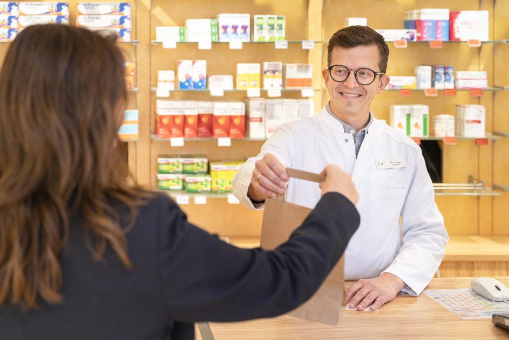 Apotheker:in berät Kunden