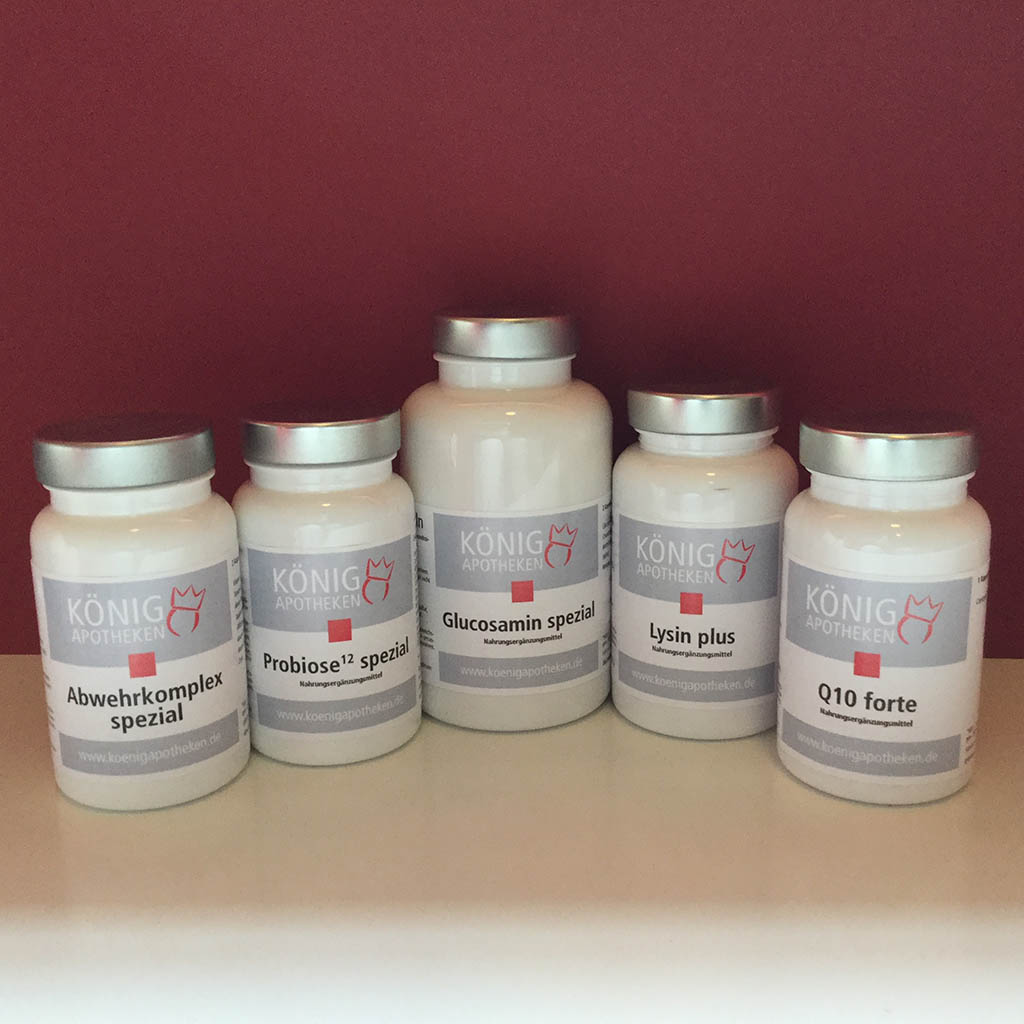 Fünf nebeneinanderstehende weiße Dosen von Nahrungsergänzungsmittel der KÖNIG APOTHEKEN Mikronährstoffe.