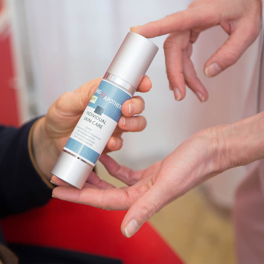 Nahaufnahme der Übergabe eines Individual Skin-Care Produktes.