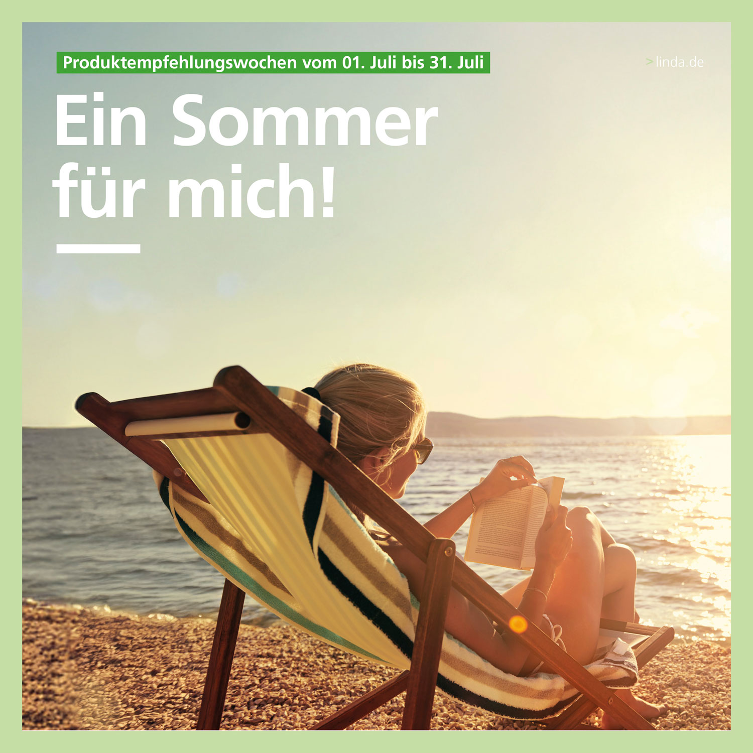 Eine Frau sitzt in einem Liegestuhl am Strand, liest ein Buch und genießt die tiefstehende Sonne. Das Meer glitzert im warmen Licht, und die Atmosphäre wirkt ruhig und entspannt