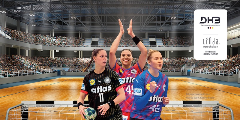 n einer großen Handballhalle mit gefüllten Zuschauerrängen stehen drei Handballspielerinnen vor einem Tor auf dem Spielfeld. Eine hält den Ball in der Hand, eine klatscht über dem Kopf, und eine jubelt mit geballter Faust. Rechts oben im Bild befinden sich die Logos des Deutschen Handballbundes (DHB) und der LINDA Apotheken mit dem Hinweis “Offizieler Medical Partner”.