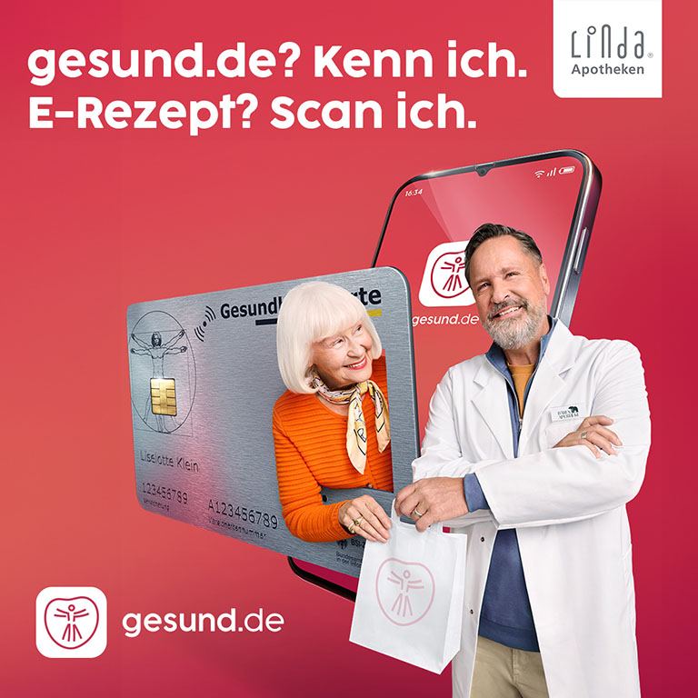 Ein lächelnder Apotheker reicht mit verschränkten Armen eine Apothekentüte an eine lächelnde ältere Frau, die sich aus dem Foto einer elektronischen Gesundheitskarte beugt. Im Hintergrund befindet sich ein Smartphone mit der gesund.de-App.
Die Überschrift lautet: „gesund.de? Kenn ich. E-Rezept? Scan ich.“
In der oberen rechten Ecke befindet sich das LINDA Apotheken Logo, in der linken unteren Ecke das gesund.de-Logo.