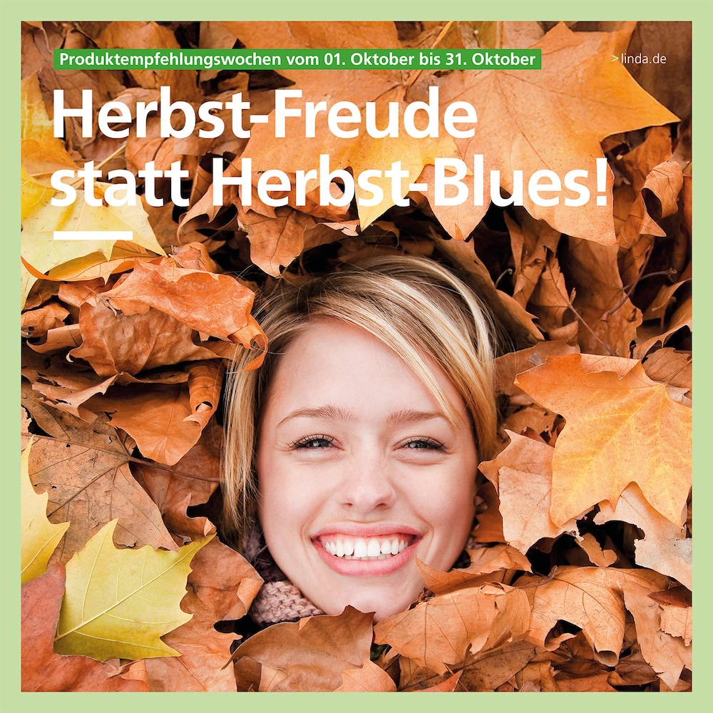 Fotografie mit herbstlichem Motiv: Eine junge Frau liegt lachend zwischen buntem Herbstlaub. Darüber der Schriftzug „Herbst-Freude statt Herbst-Blues!“ sowie der Hinweis „Produktempfehlungswochen vom 01. Oktober bis 31. Oktober“. Rechts oben steht klein die Webadresse http://linda.de .