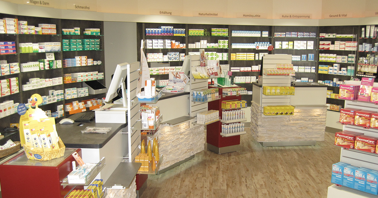 Außenansicht eines historischen Apothekengebäudes mit dem Schriftzug 