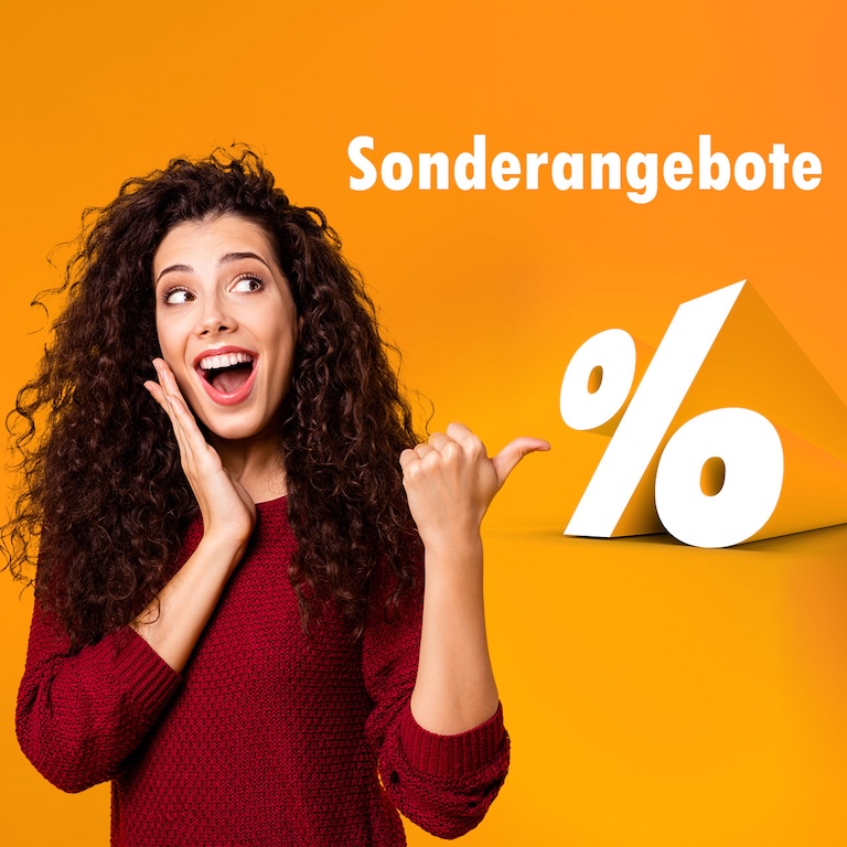 Eine Frau weist lachend mit dem Daumen auf ein Prozentzeichen, das mit „Sonderangebote“ überschrieben ist.