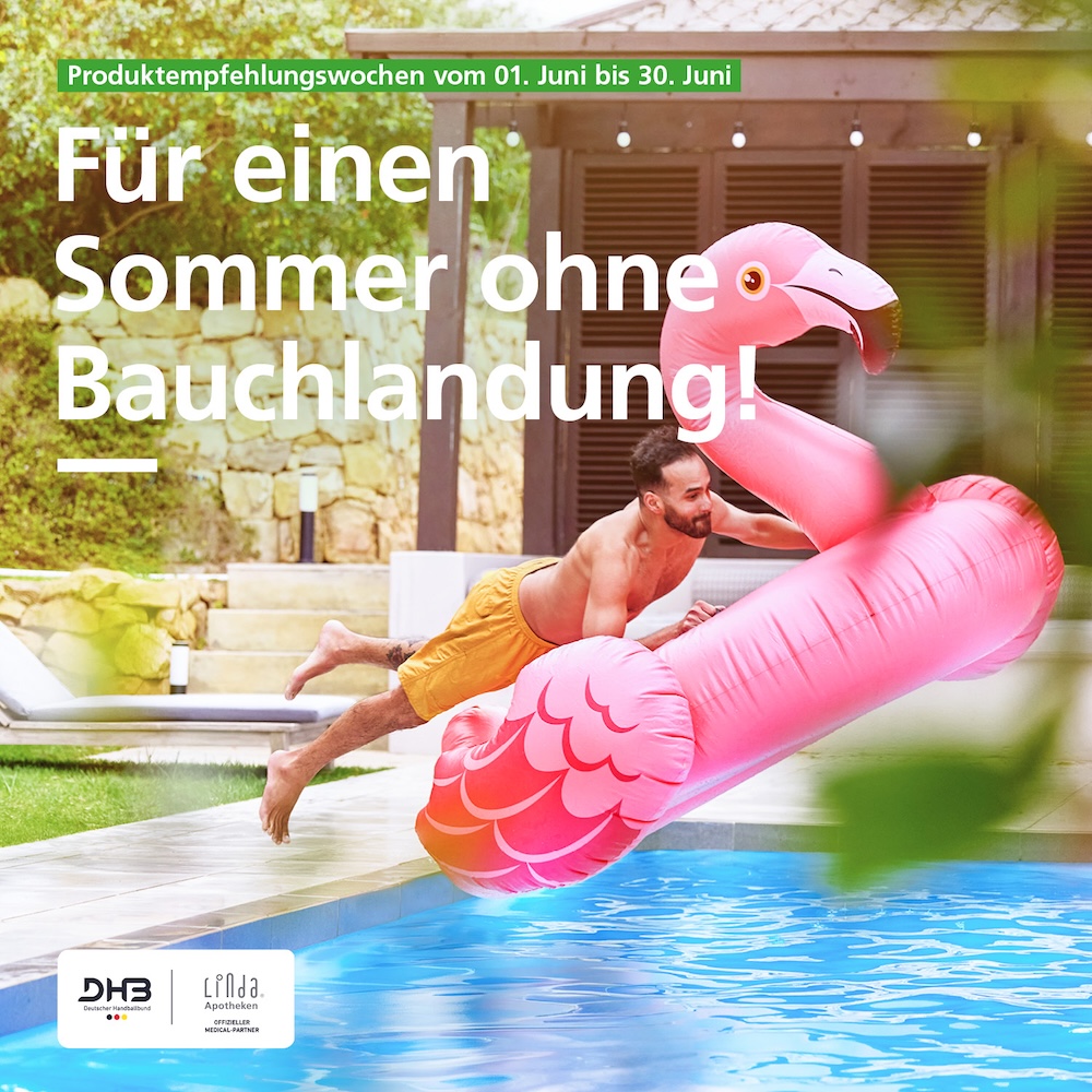 Person auf rosa Flamingo-Schwimmreifen in einem Pool. Text: “Produktempfehlungswochen vom 01. Juni bis 30. Juni - Für einen Sommer ohne • Bauchlandung”. Unten rechts Logos von DHB und LINDA Apotheken.