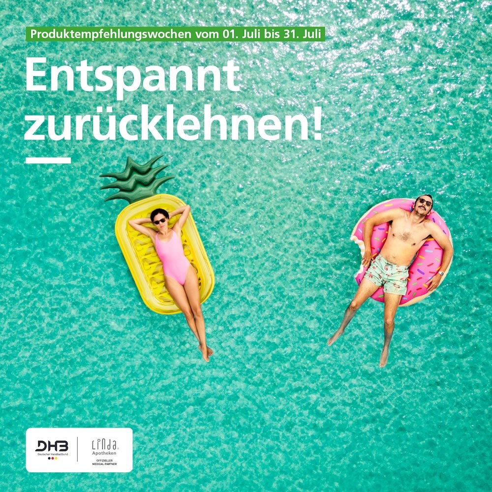 Zwei Personen treiben auf Schwimmreifen im türkisfarbenen Wasser. Im Bild steht der Text „Produktempfehlungswochen vom 01. Juli bis 31. Juli“ und das Logo der LINDA Apotheken und des DHB.