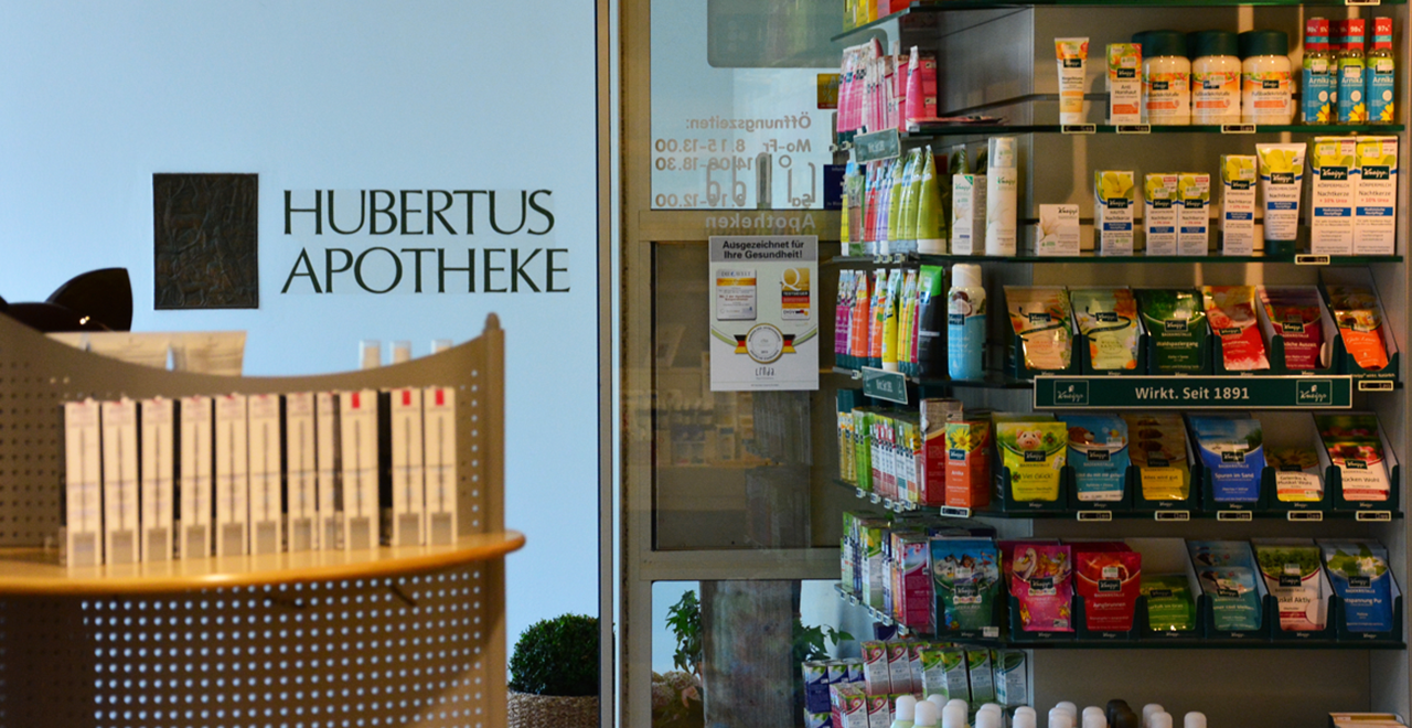 Regal mit dermatologischen Hautpflegeprodukten von Eucerin, La Roche-Posay und SkinCeuticals.