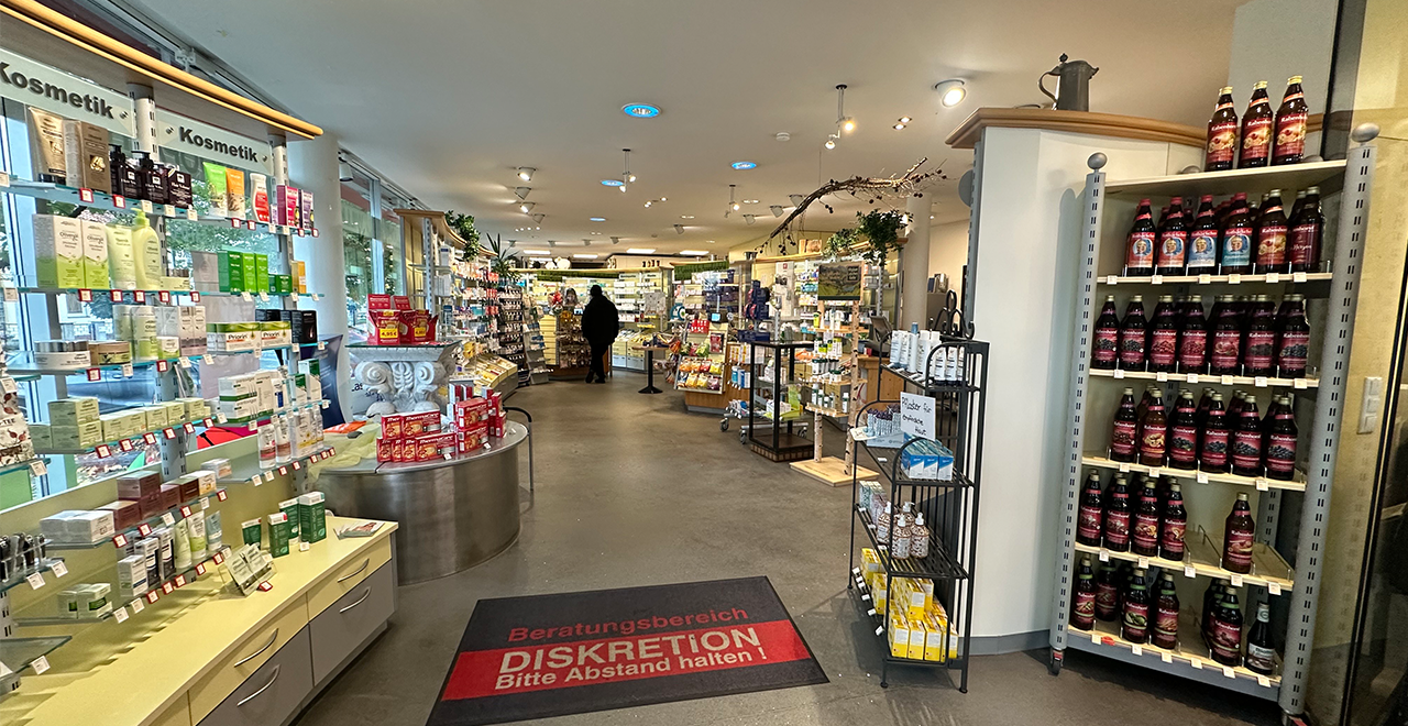 Innenansicht eines Reformhauses mit Kosmetik- und Naturprodukten, breiten Gängen und gut beleuchtetem Verkaufsraum.