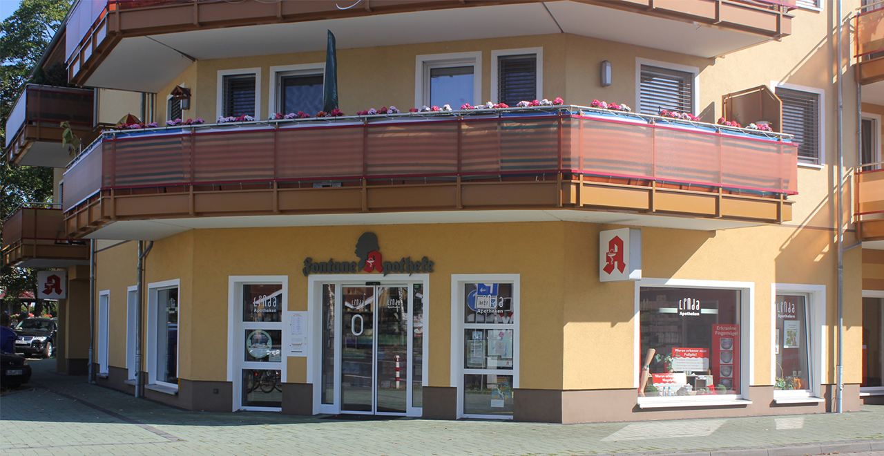 Eingang der Fontane Apotheke an einem Wohnhaus mit barrierefreiem Zugang und breitem Gehweg.
Der Zugang ist ebenerdig und damit rollstuhlgerecht.