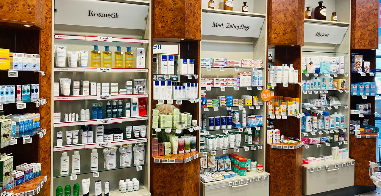 Innenansicht der Apotheke am Regenstein mit Beratungstheken und übersichtlich angeordneten Regalen für Medikamente und Gesundheitsprodukte.