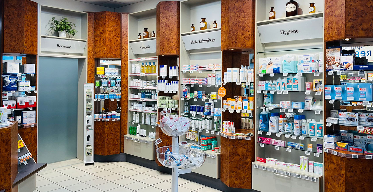 Innenansicht der Apotheke am Regenstein mit Beratungstheken und übersichtlich angeordneten Regalen für Medikamente und Gesundheitsprodukte.