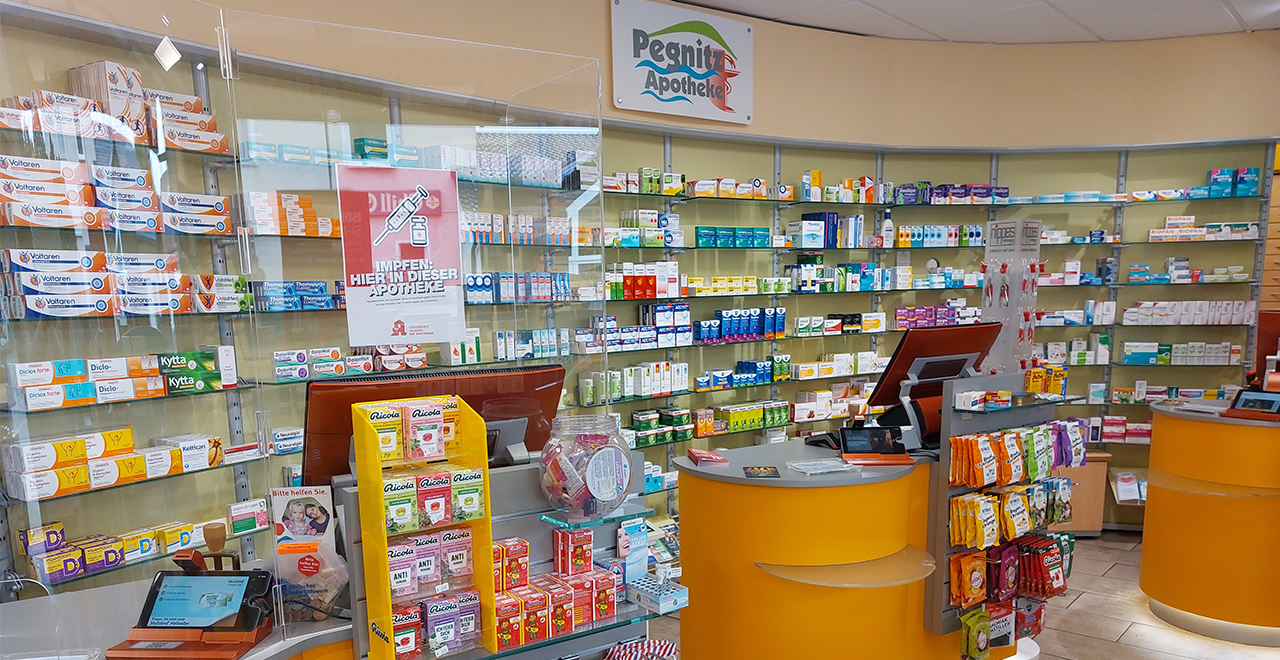 Innenraum der Pegnitz Apotheke mit Verkaufsbereich, Medikamentenregalen und Beratungstresen.