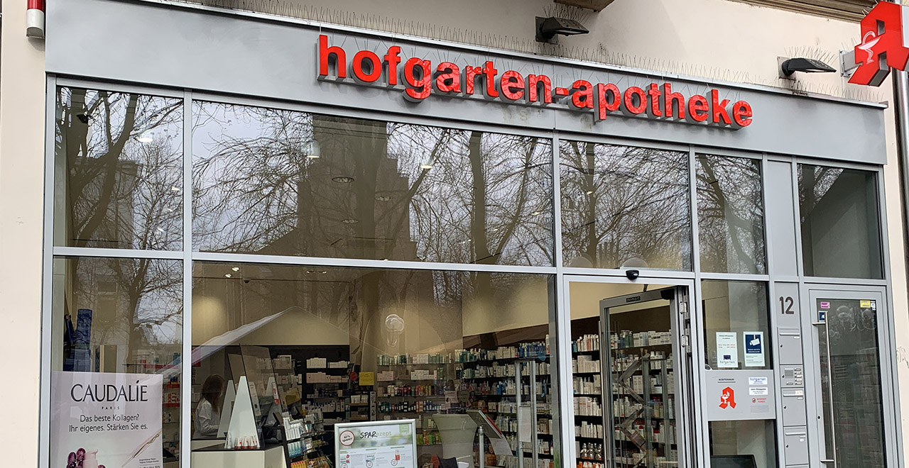 Apothekenfassade aus Glas mit Eingangstür und dekoriertem Schaufenster