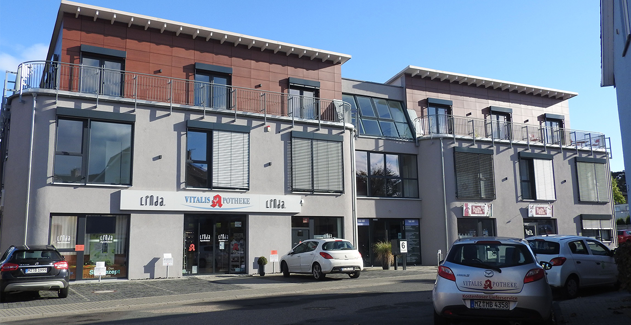 Außenansicht der Vitalis Apotheke mit barrierefreiem Eingang.