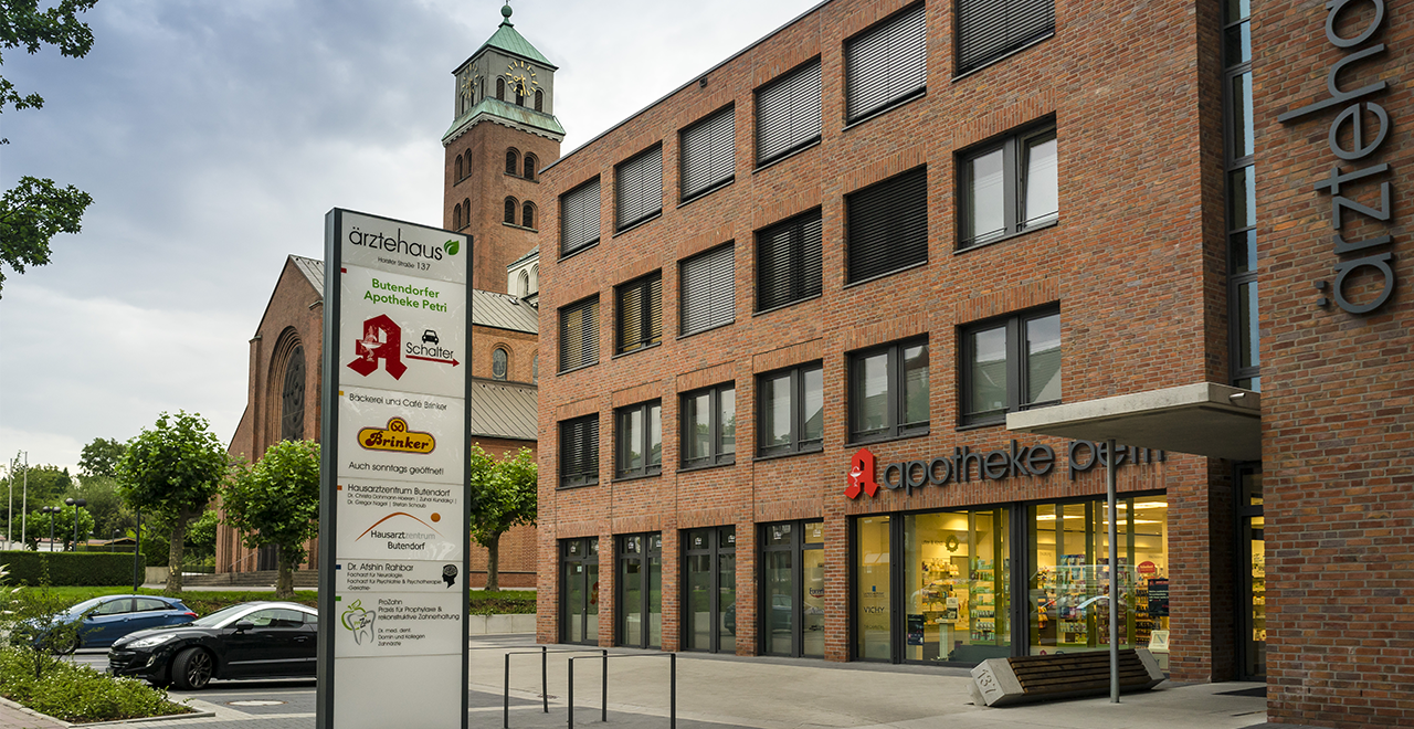 Ein modernes Gebäude aus roten Ziegelsteinen, auf dem ein Schild mit der Aufschrift